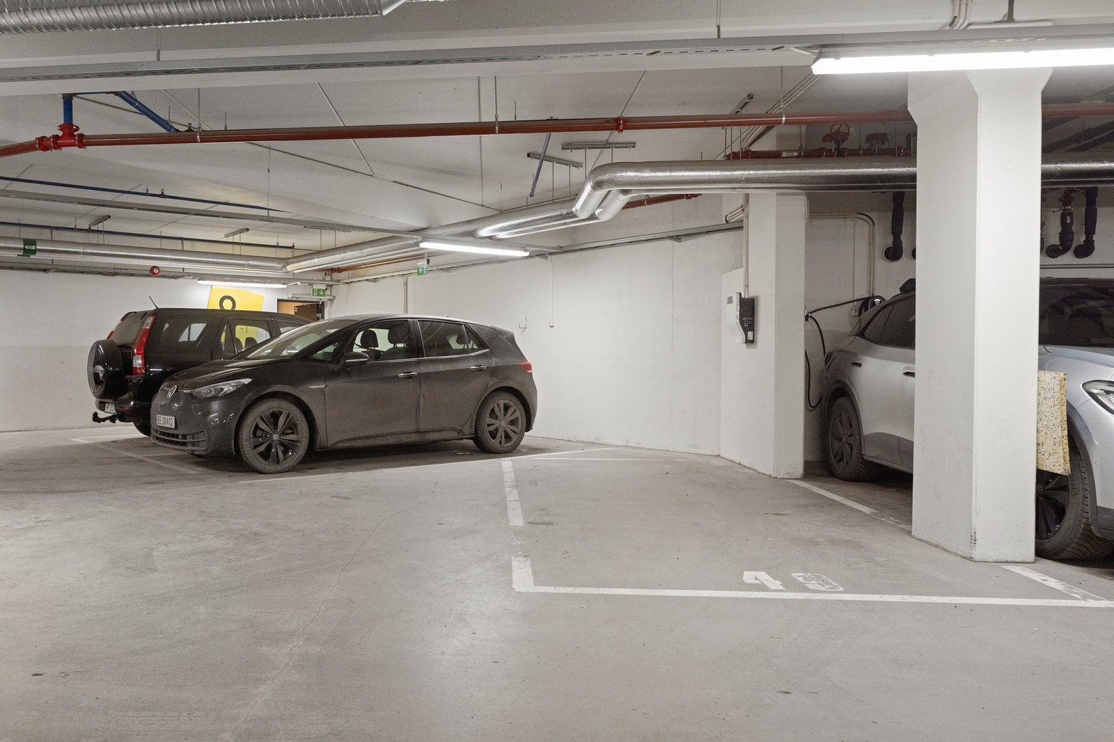 Garasjeplassen har en meget god intern beliggenhet Galleribilde