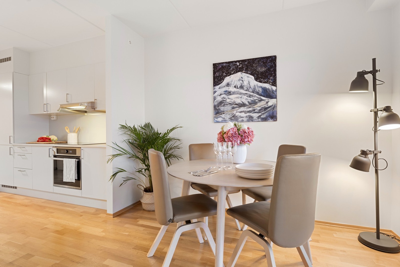 Kjøkken i delvis åpen løsning mot stuen skaper fine soner for matlaging og opphold Galleribilde