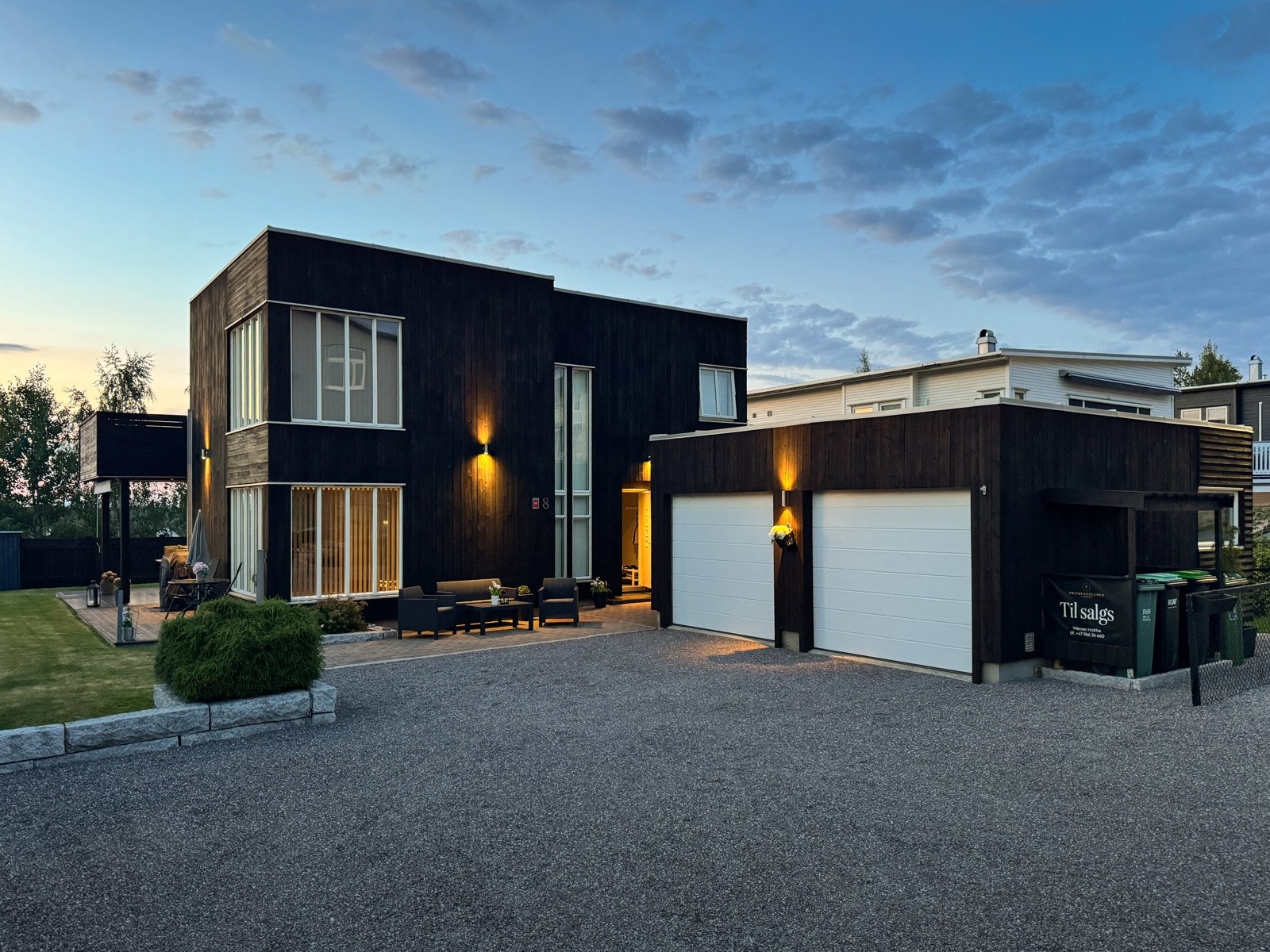 Stilren enebolig over to plan, flott plassert på populære Brådalsfjellet. Her bor du høyt og fritt til i rolige omgivelser, langs en privat blindvei ? et ideelt sted for deg som søker både trygghet og kvalitet i hverdagen. Galleribilde