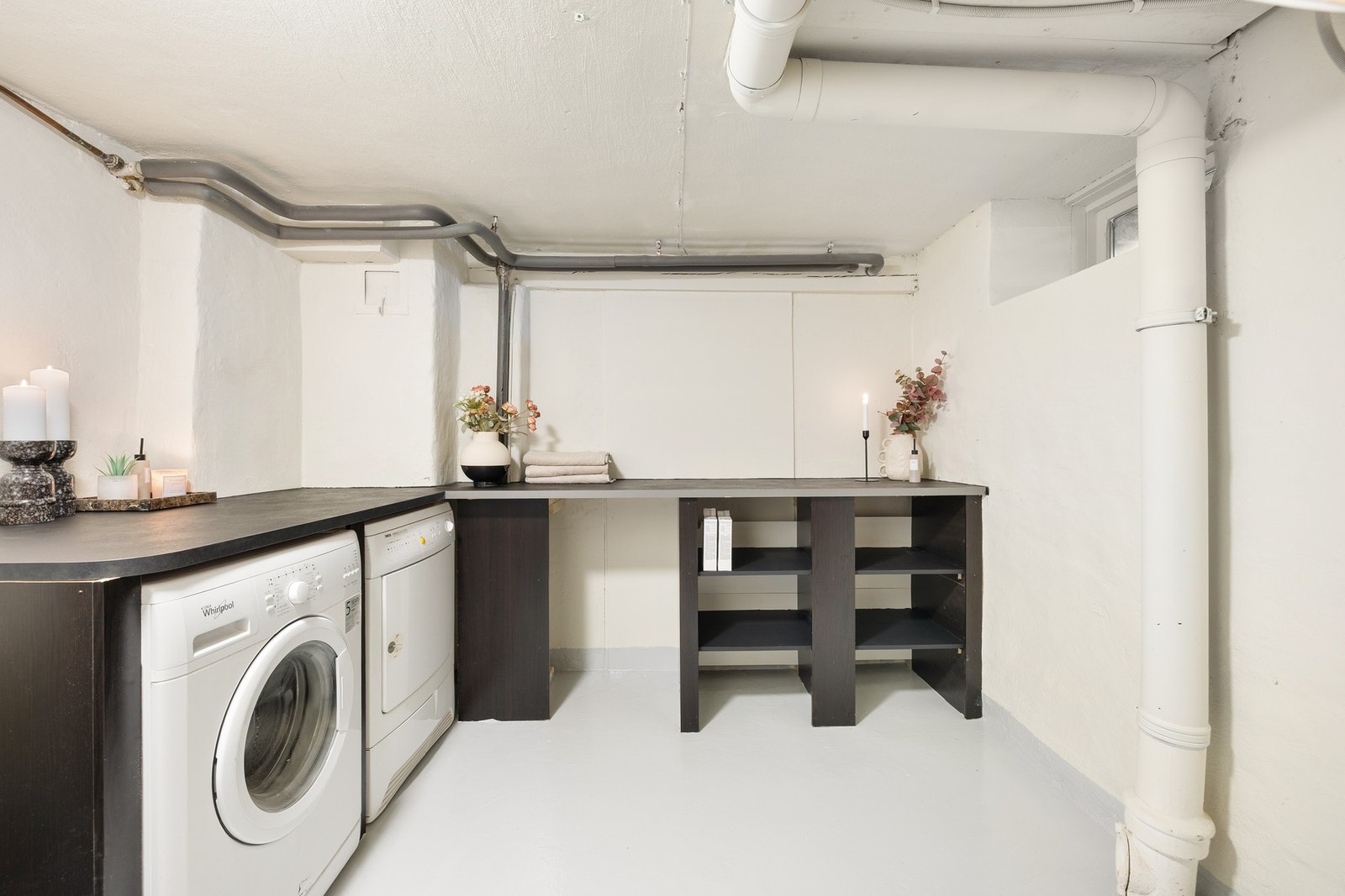 Praktisk og romslig vaskerom. Galleribilde