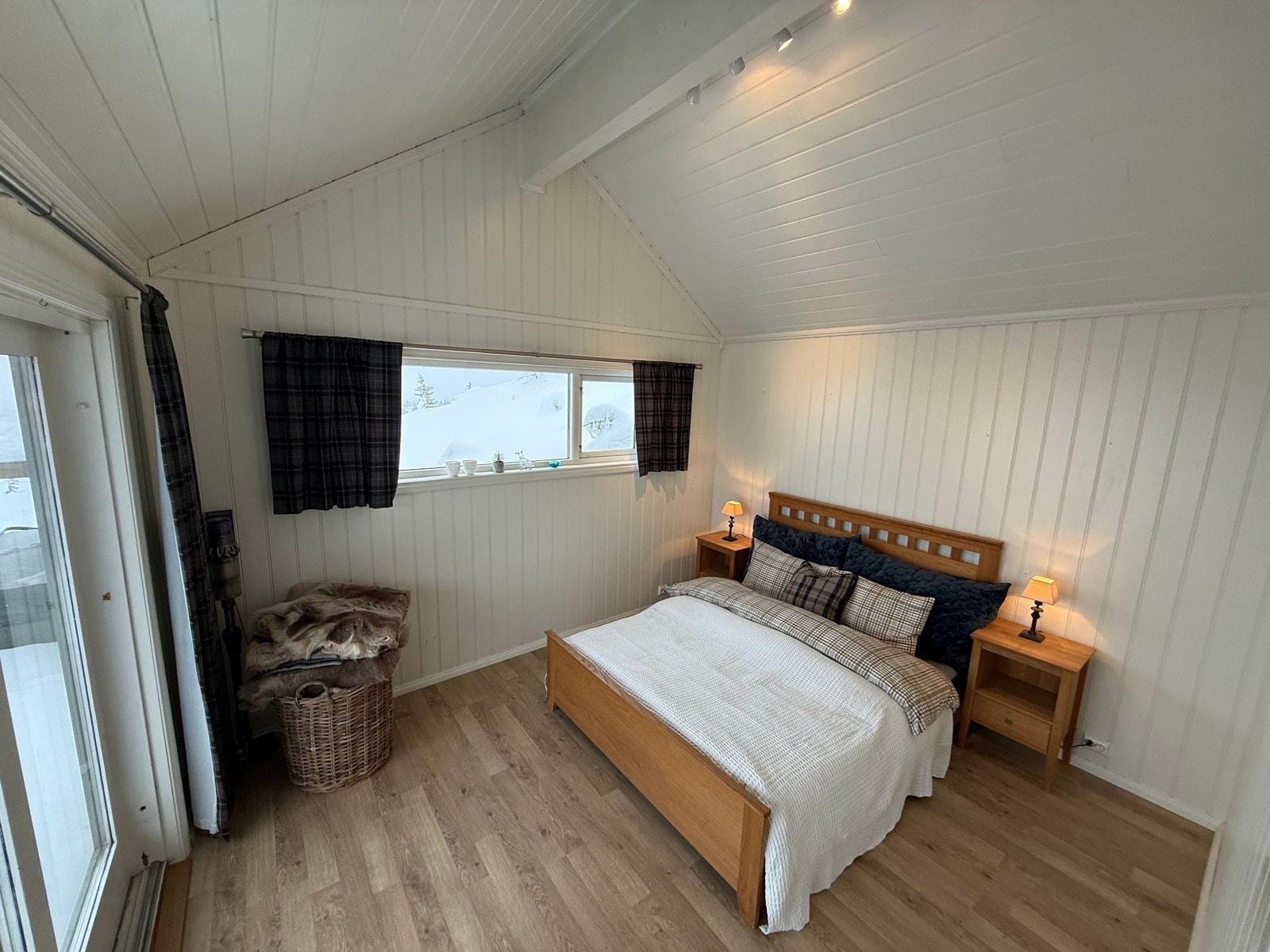 Stort master soverom med åpen takløsning Galleribilde