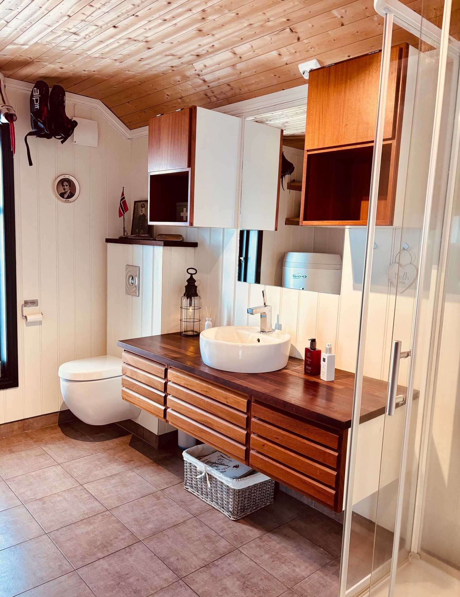 Romslig bad med gode løsninger for oppbevaring Galleribilde