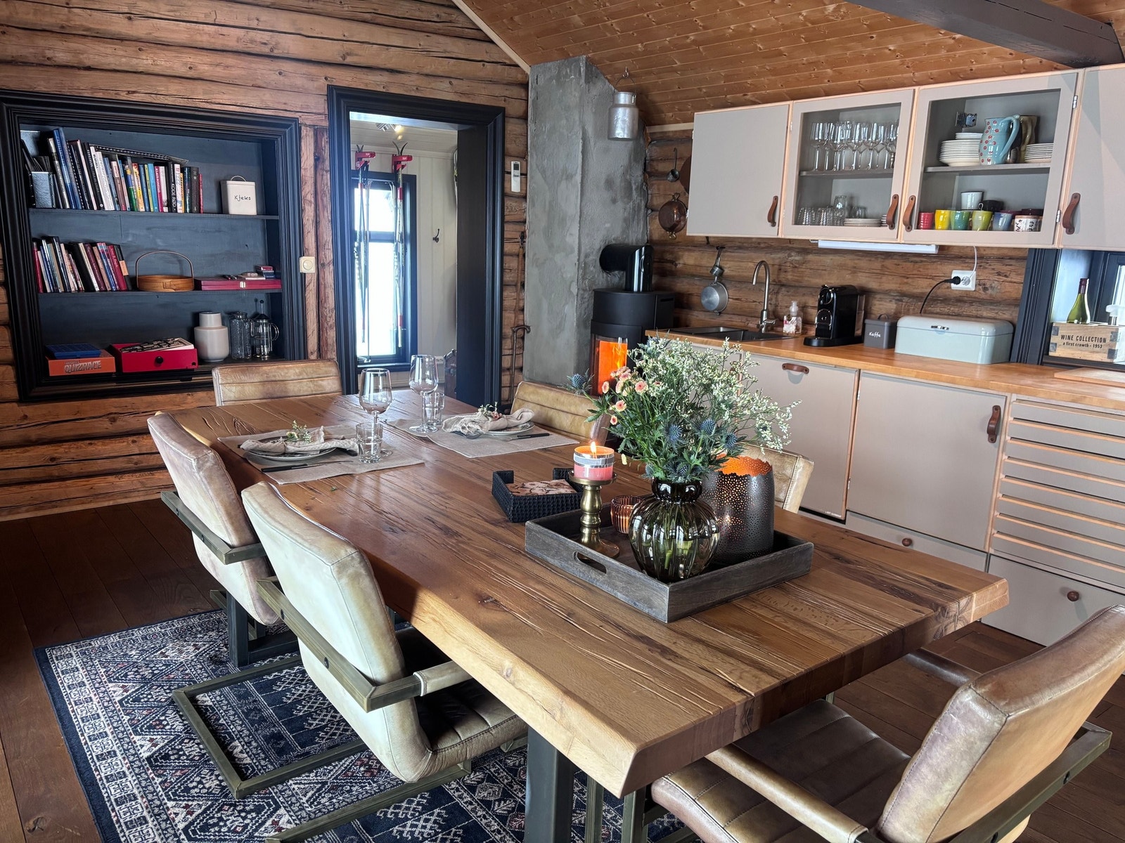 God plass til gjester rundt bordet Galleribilde