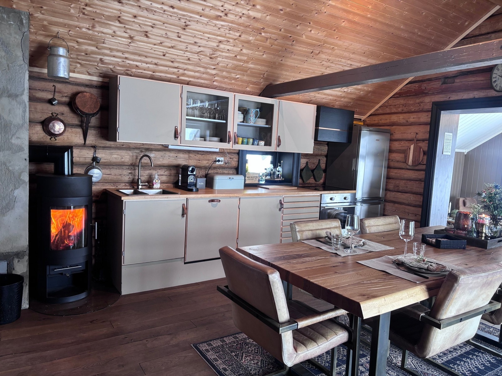 Romslig og praktisk kjøkken Galleribilde