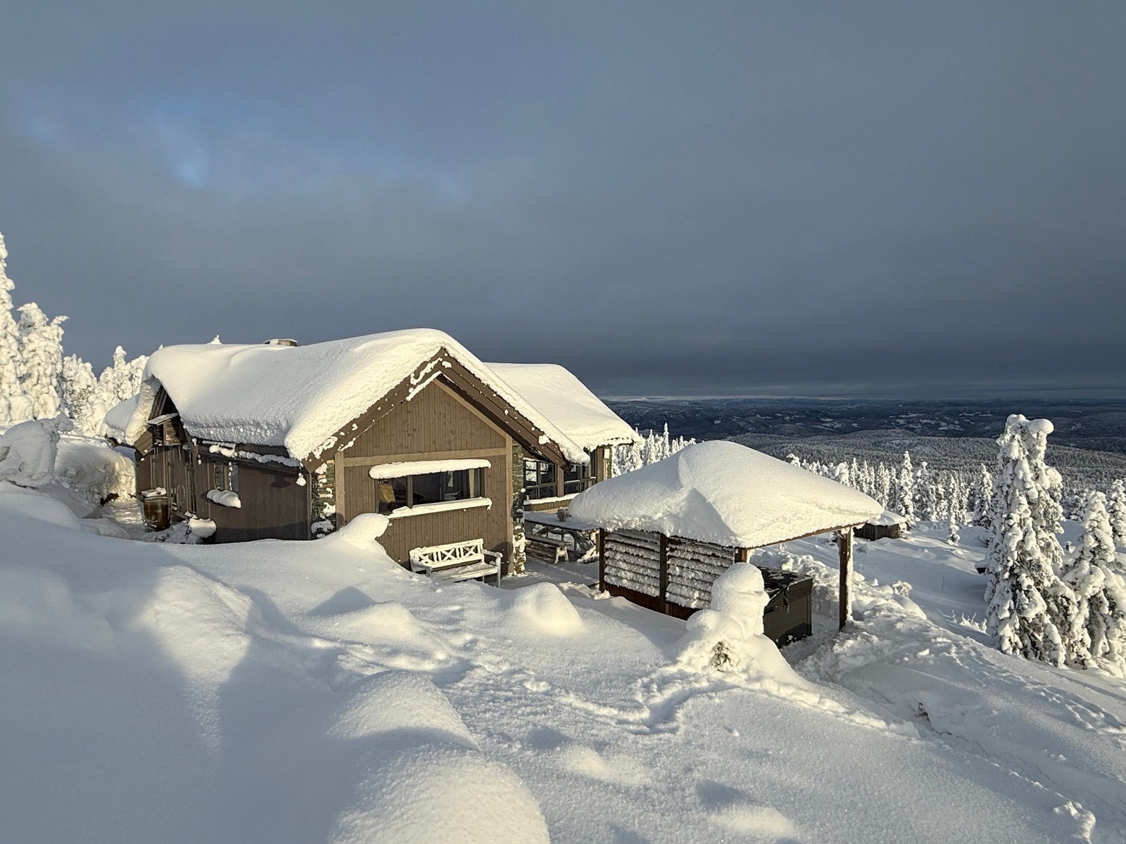 Høyt og frittliggende på selveid tomt Galleribilde