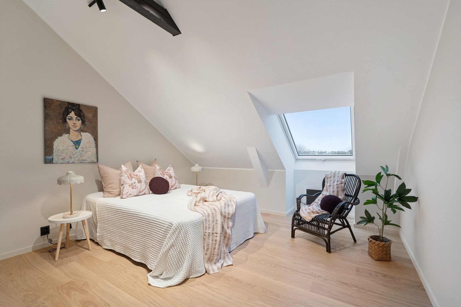 Soverommet er romslig og har god plass til både dobbeltseng, garderobe og tilhørende møblement. Galleribilde