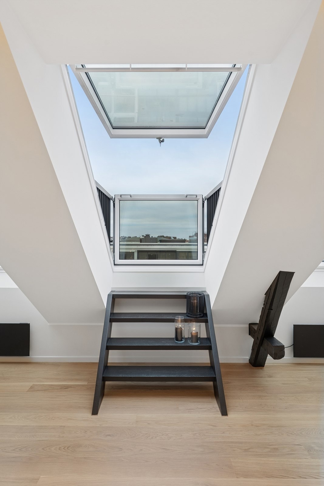 Det ene takvinduet kan åpnes helt opp, noe som gir følelsen av en liten uteplass. Galleribilde