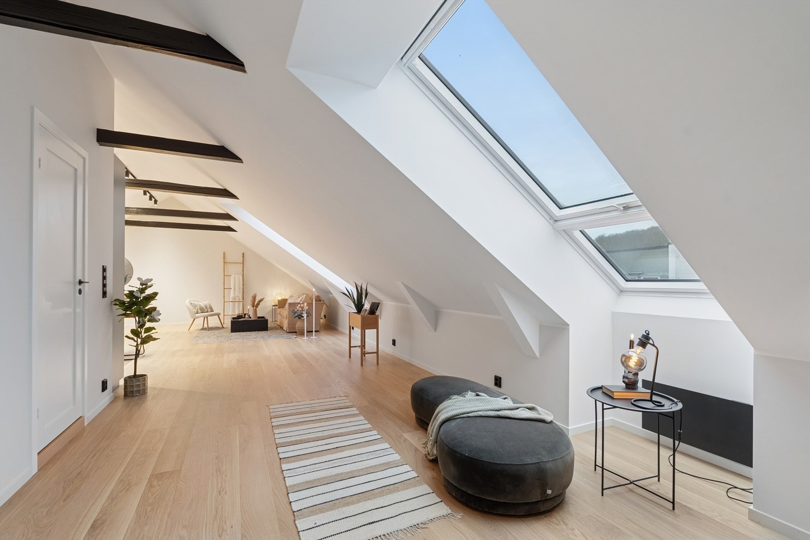 Stor og lys gang med god plass til smarte oppbevaringsløsninger. Galleribilde