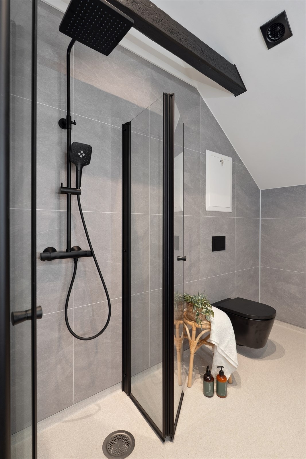 Badet er ellers utstyrt med dusjhjørne, vegghengt toalett og baderomsinnredning med nedfelt servant. Galleribilde