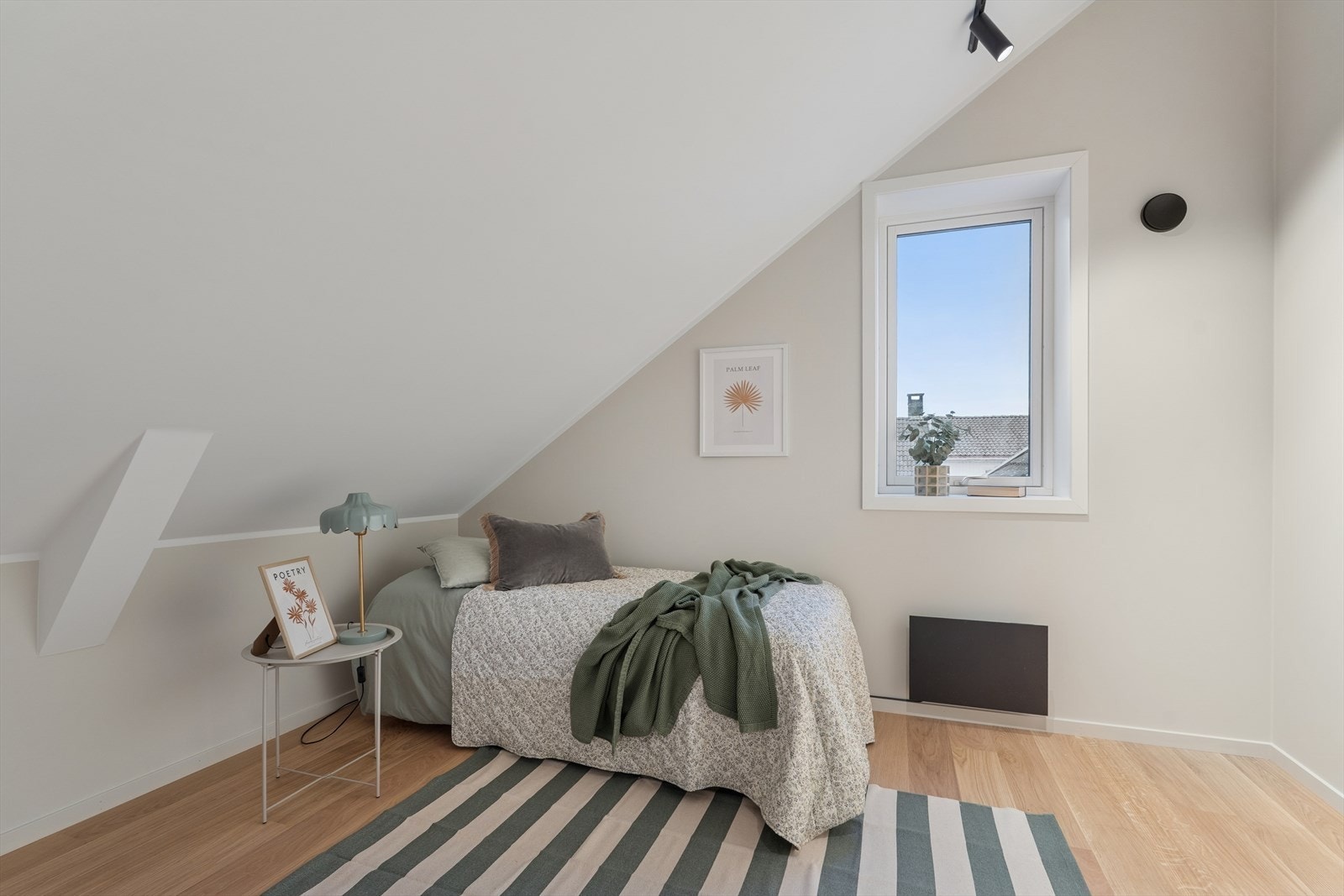 Man har også et litt mindre rom innredet som soverom. Rommet har rømingsvei men for liten lysflate for å tilfredsstille krav for rom til varig opphold (se punkt "ferdigattest"). Galleribilde