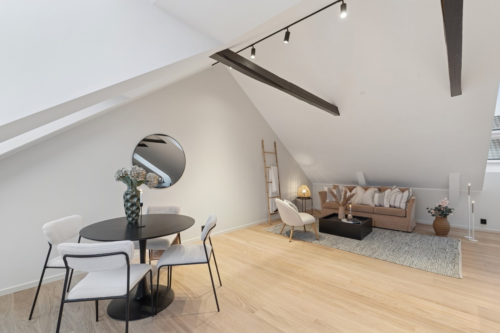 I stuen har man god plass til å møblere med både sofa- og spisegruppe. Galleribilde