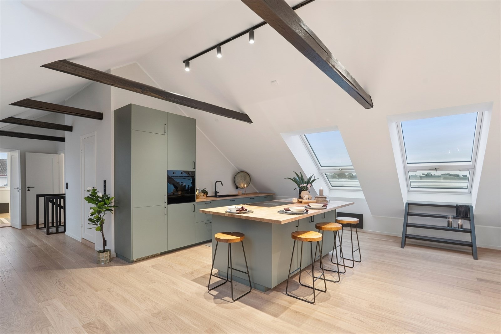 Kjøkkenet er helt nytt og lekkert innredet med grønne, slette fronter og trefarget benkeplate i laminat. Galleribilde