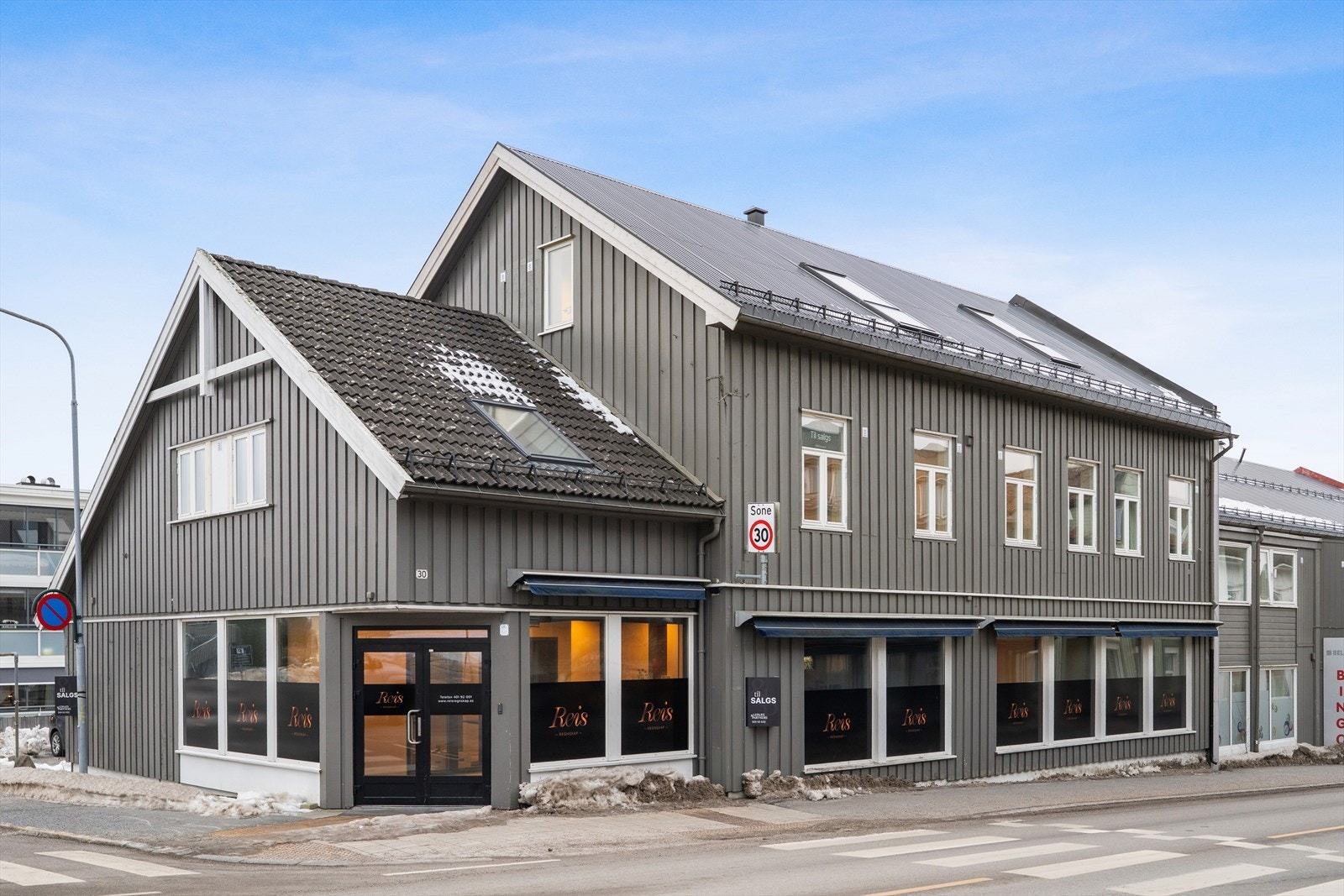 Bygget er opprinnelig fra 1984, men ble reseksjonert og bygget om i 2025. Galleribilde