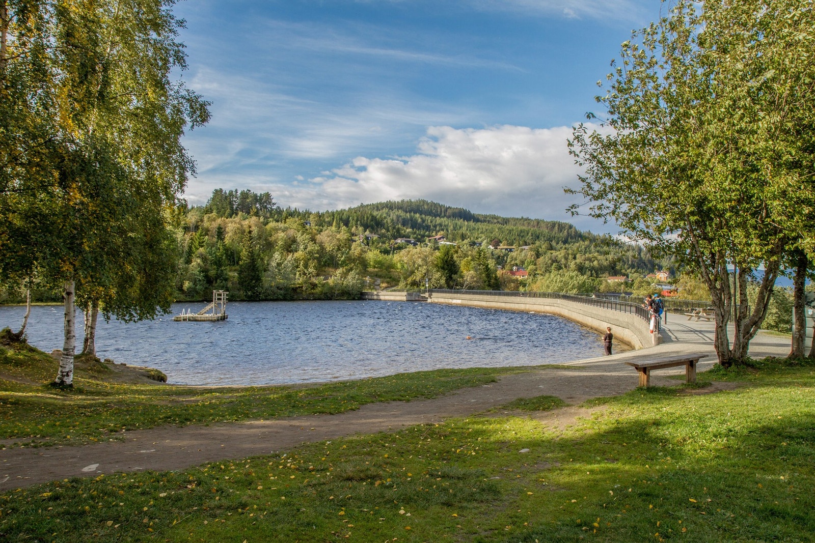 Like i nærheten ligger Theisendammen med bademuligheter om sommeren, og muligheter for skøyteaktiviteter om vinteren. Galleribilde