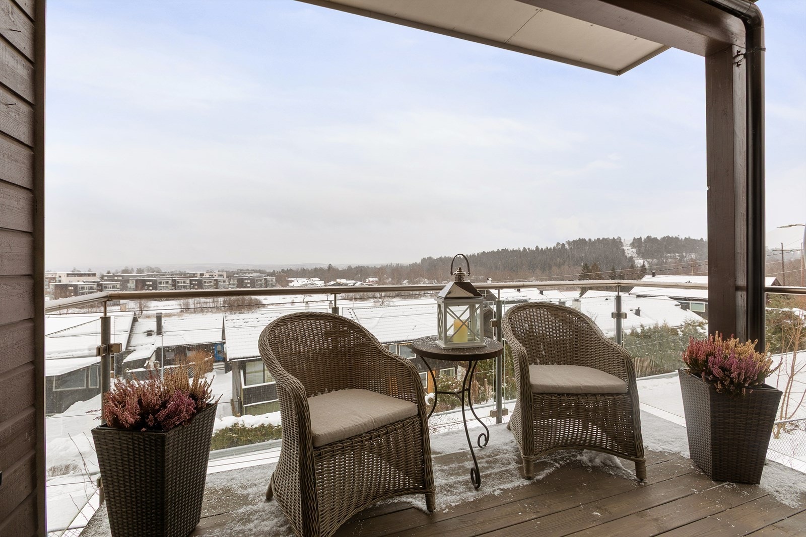 Her får du en attraktiv leilighet med syd-østvendt og overbygd balkong på ca. 6 m2 med fin utsikt og direkte adkomst fra stuen. Galleribilde