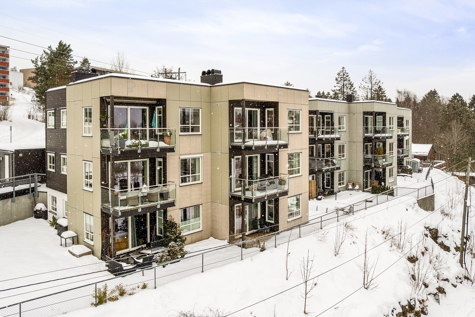 Boligen ligger i rolige og skjermede omgivelser med lite gjennomgangstrafikk, gode solforhold og et hyggelig nabolag. Galleribilde