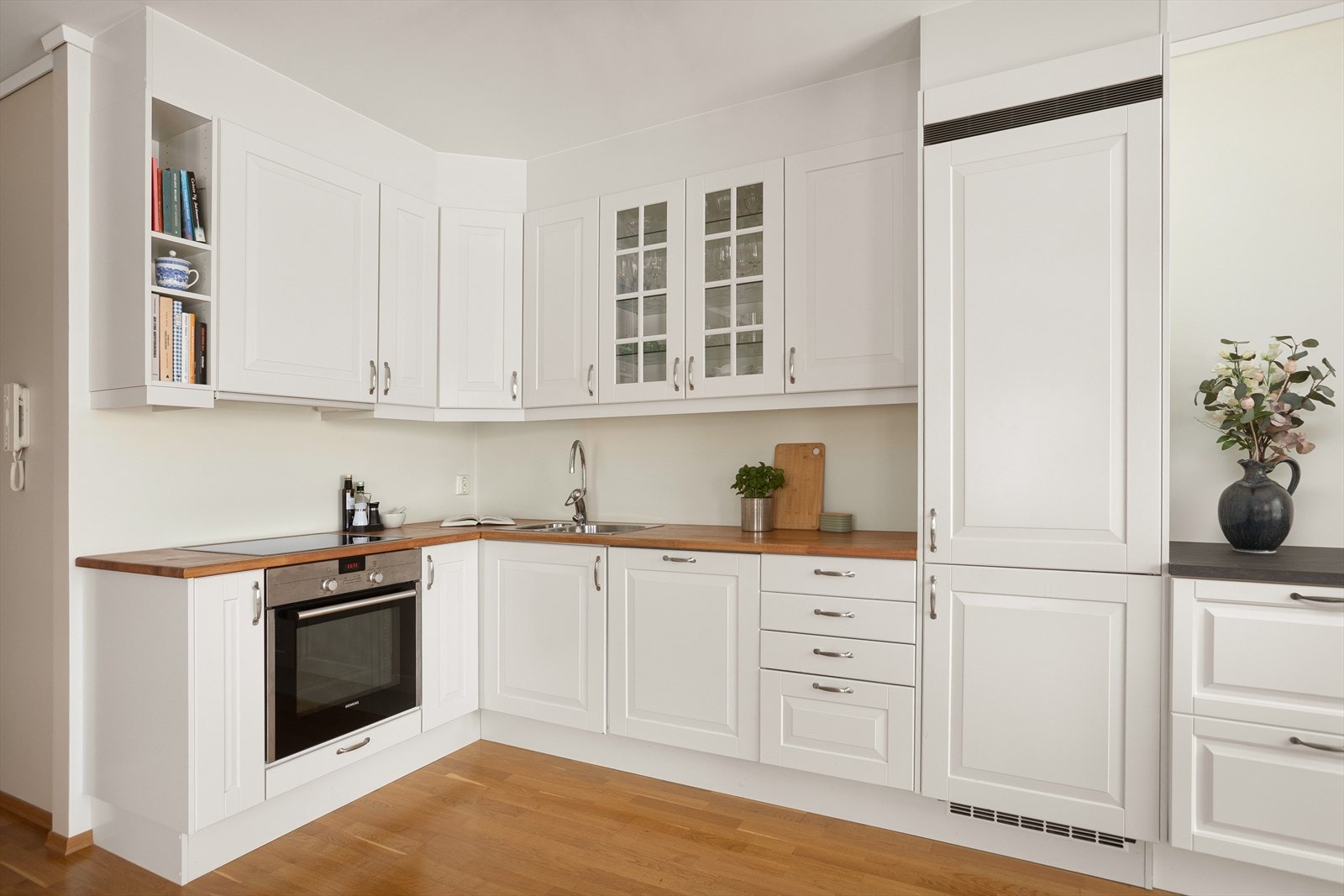 Kjøkkeninnredningen er fra Sigdal med hvite fronter. Galleribilde