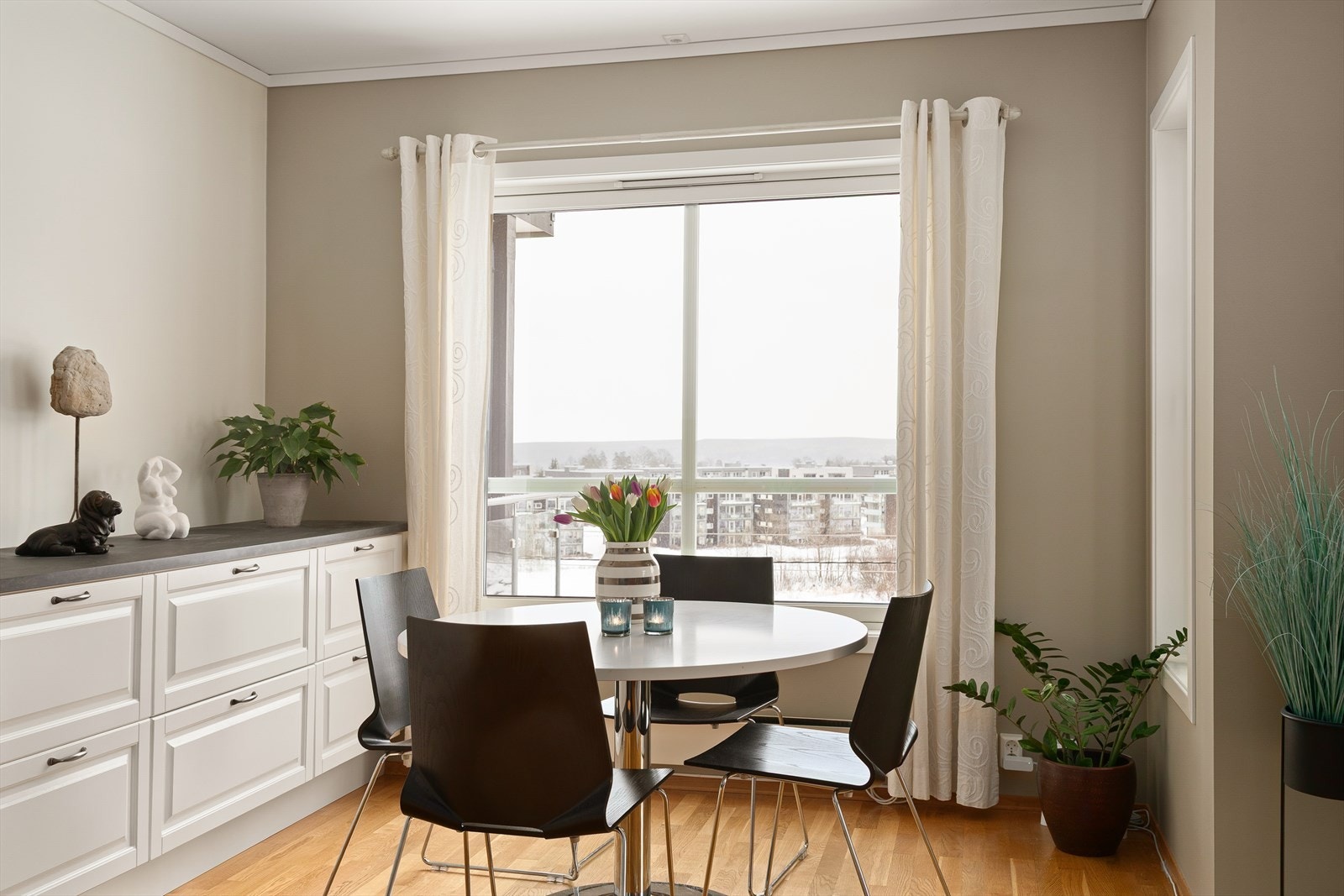 Rikelig med plass til spisegruppe, ideelt for hyggelige middager. Galleribilde