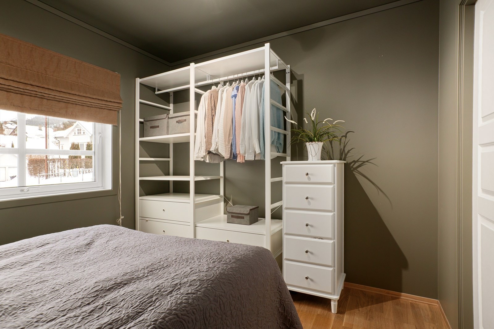 Praktisk, åpent garderobeskap på soverom 1 som gir godt med oppbevaring. Galleribilde