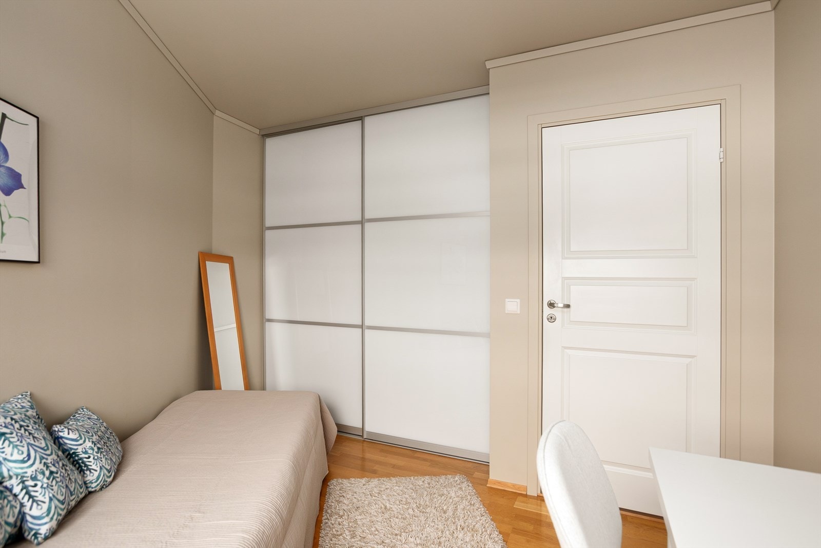 Skyvedørsgarderobe på soverom 2, praktisk og plassbesparende løsning med god oppbevaring. Galleribilde