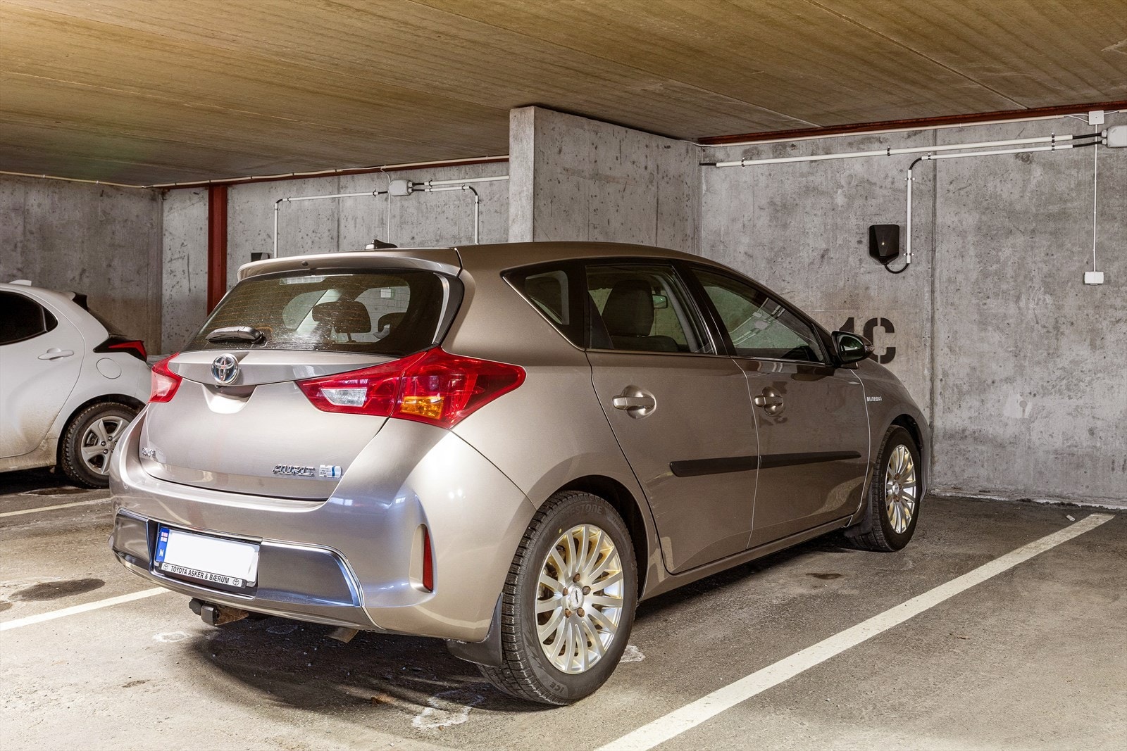 Biloppstillingsplass nr. 1C med elbillader i felles garasjeanlegg i kjelleren ellers parkering etter gjeldende bestemmelser. Det er også flere gjesteparkeringsplasser. Galleribilde