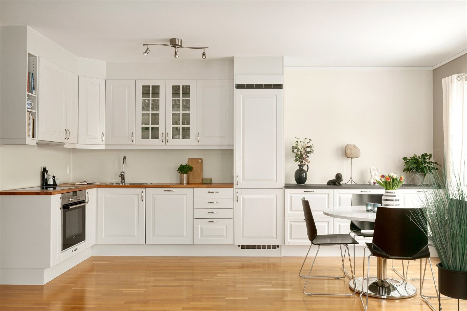 Innredningen består av både over- og underskap,
lys under overskap. Malt mellom benkeplate og overskap. Galleribilde