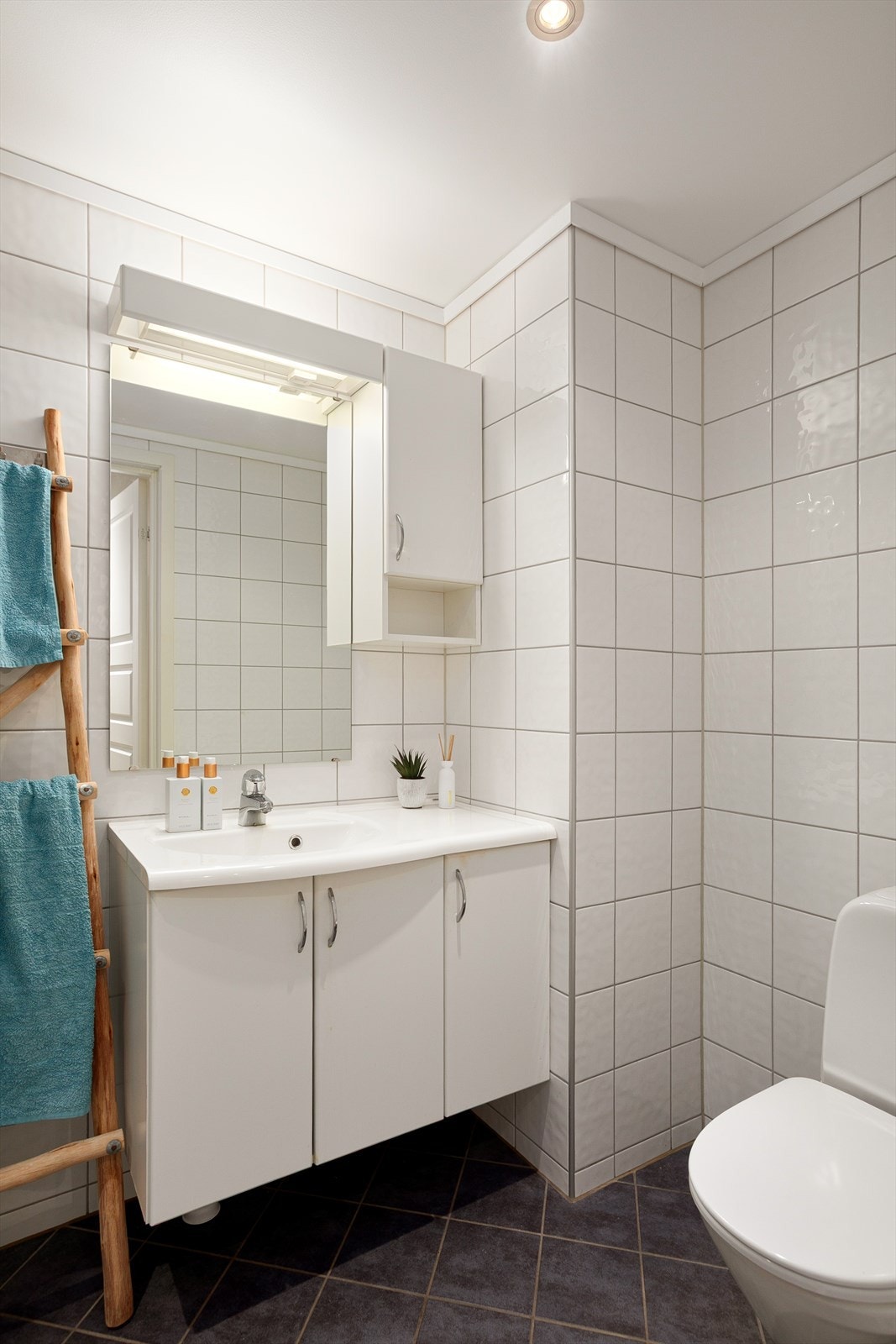 Varmekabler i gulv og nedsenket himling med
downlights. Galleribilde