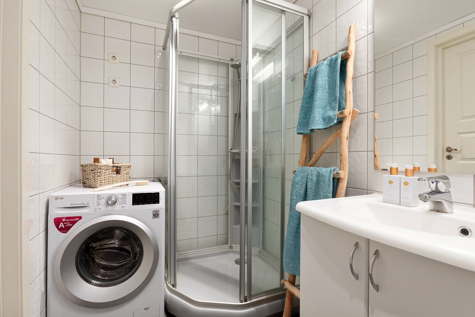 Badet er utstyrt med servantskap med nedfelt servant, veggskap med speil og lys over, gulvmontert
klosett og dusjkabinett. Galleribilde