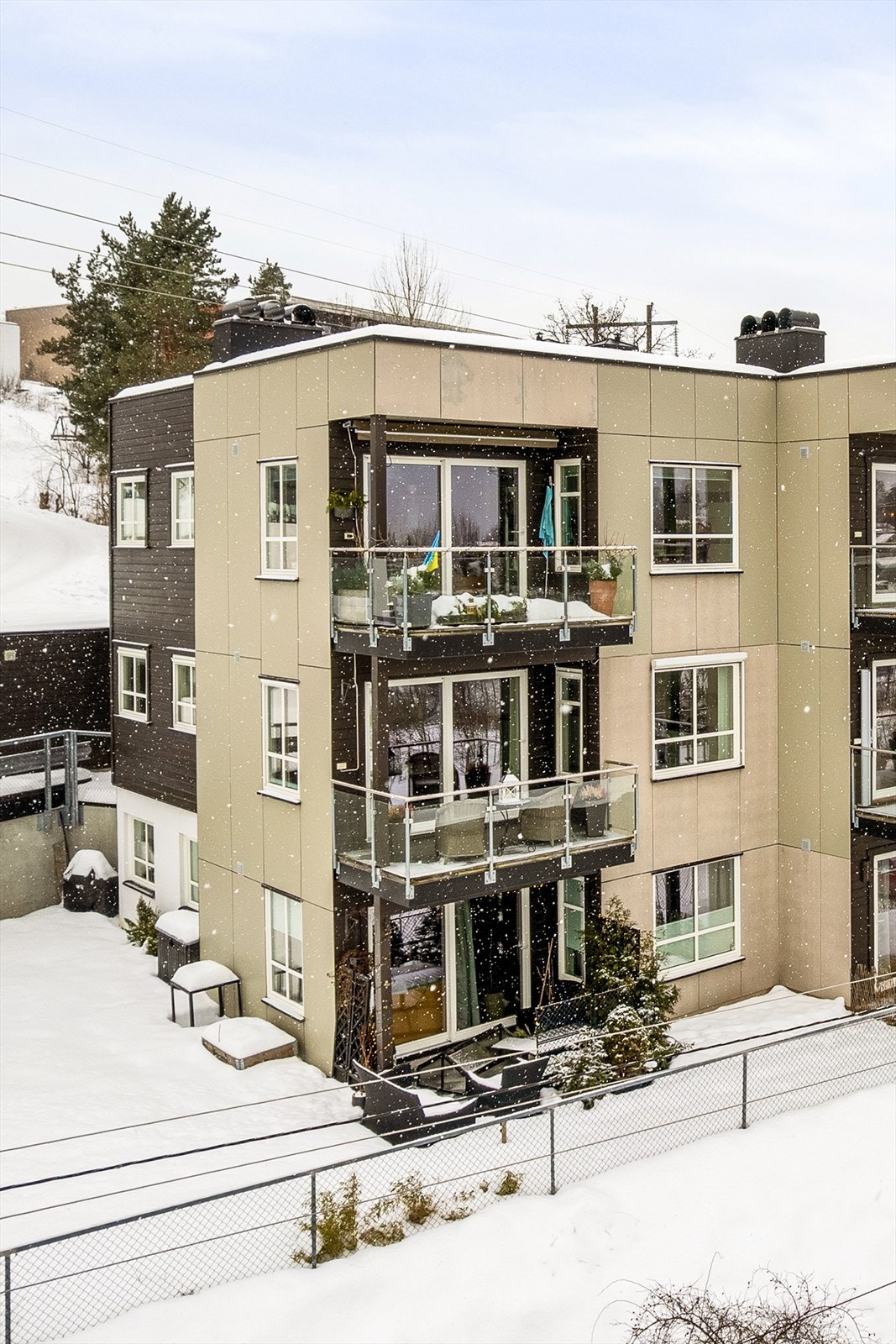Det er kort vei til Vardåsen, som er et av Askers mest populære turområder med godt merkede stier, lysløyper og flotte tur- og skiløyper året rundt. Vardåsen skisenter ligger i nærheten og er et populært tilbud for barnefamilier vinterstid. Galleribilde