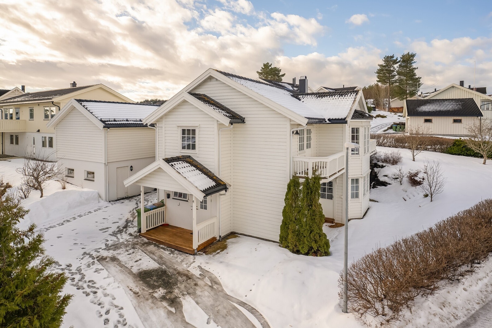 Utleiedelen har egen innkjørsel og gårdsplass Galleribilde