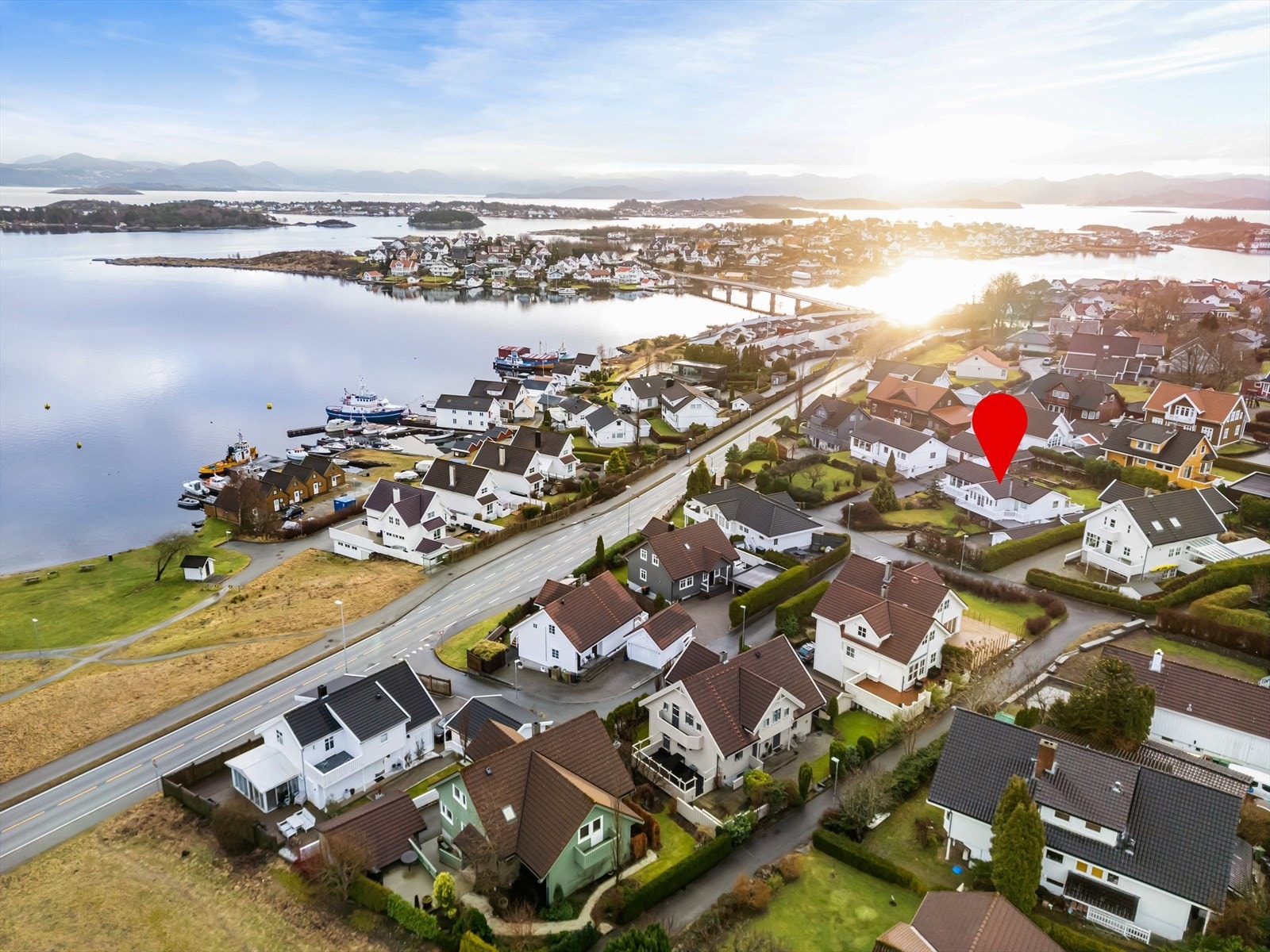EiendomsMegler1 v/Sjur Svihus presenterer denne kjekke eneboligen med stor tomt og flott beliggenhet. Galleribilde