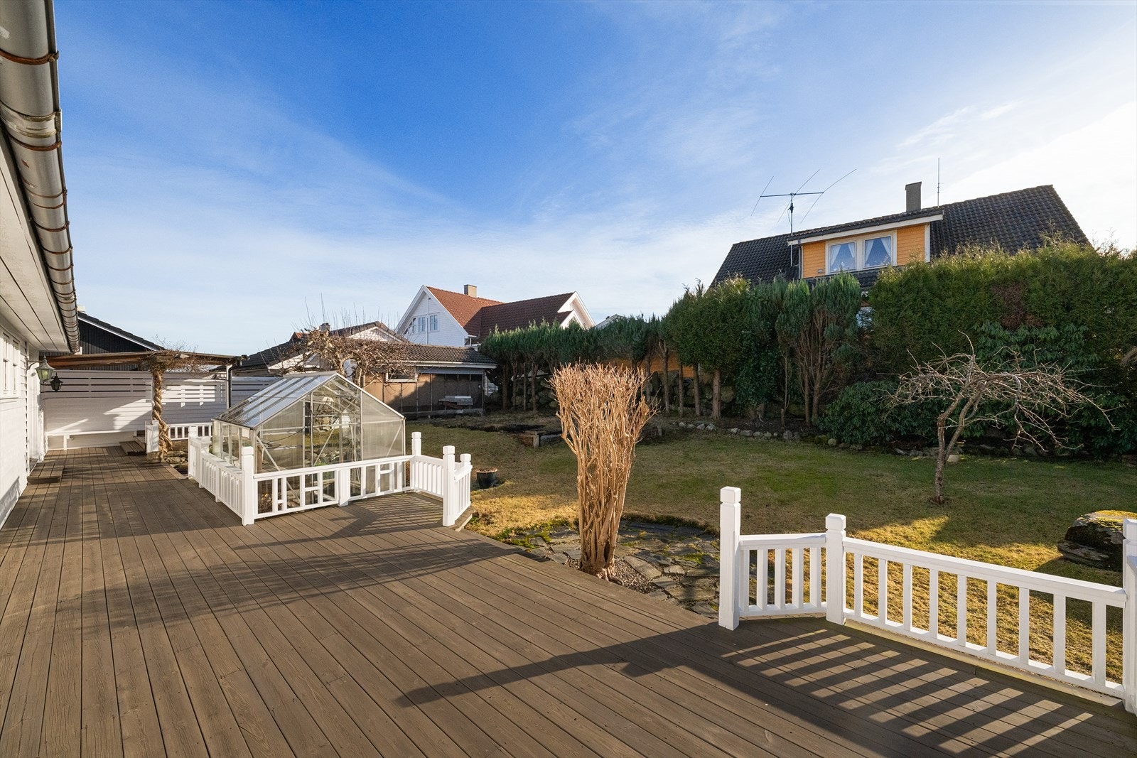 Stor, solrik terrasse og hage Galleribilde