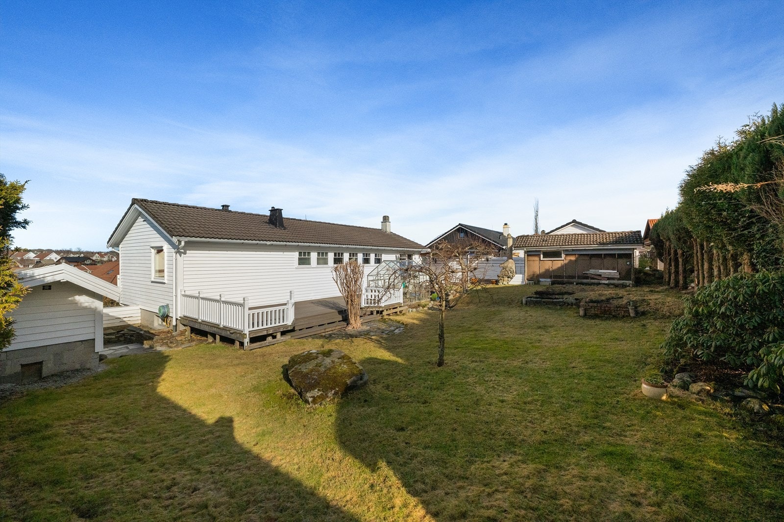 Stor, skjermet og solrik hage Galleribilde