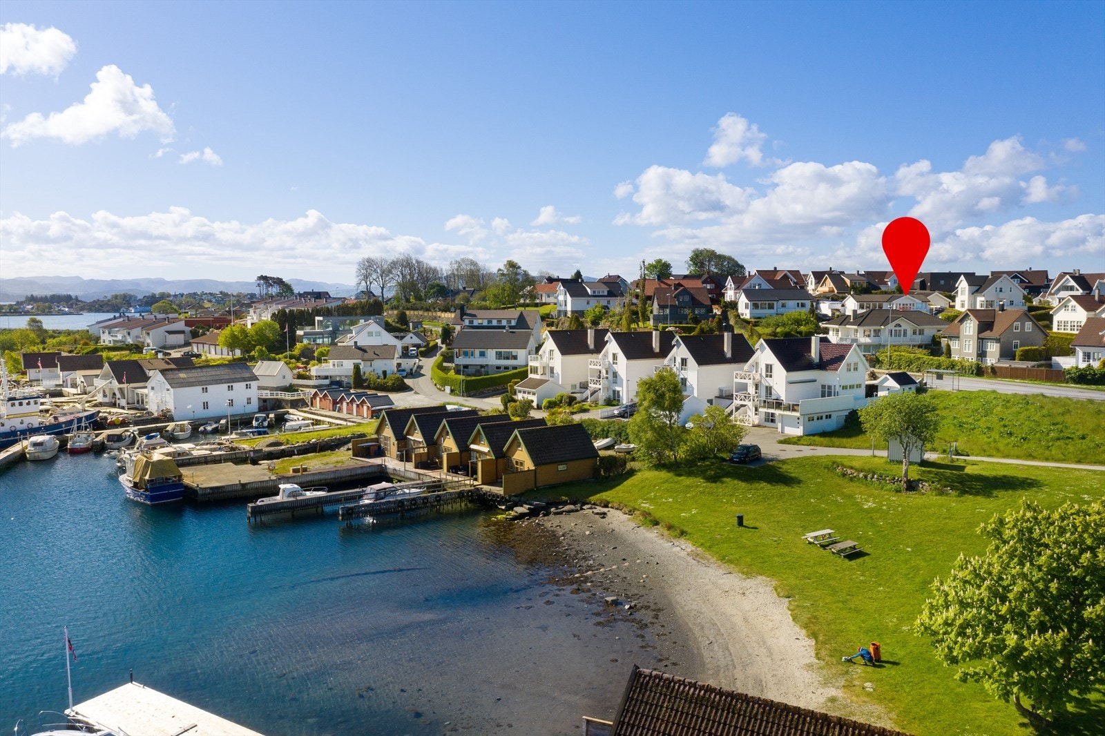 Kort vei ned til badestrand og flotte friområder. Galleribilde