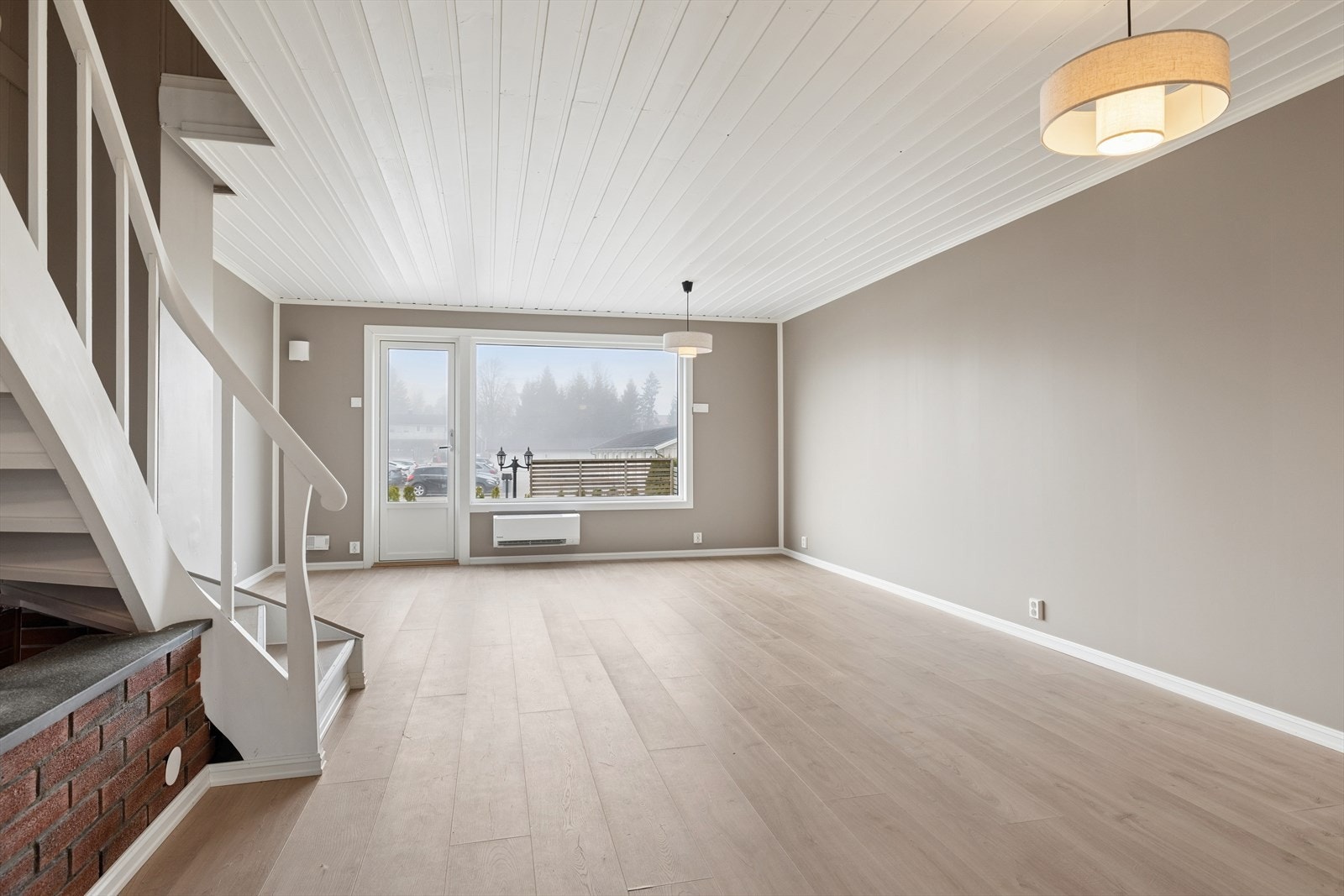 Stuen har nytt laminatgulv og ny verandadør fra 2024 med direkte utgang til uteplassen. Galleribilde