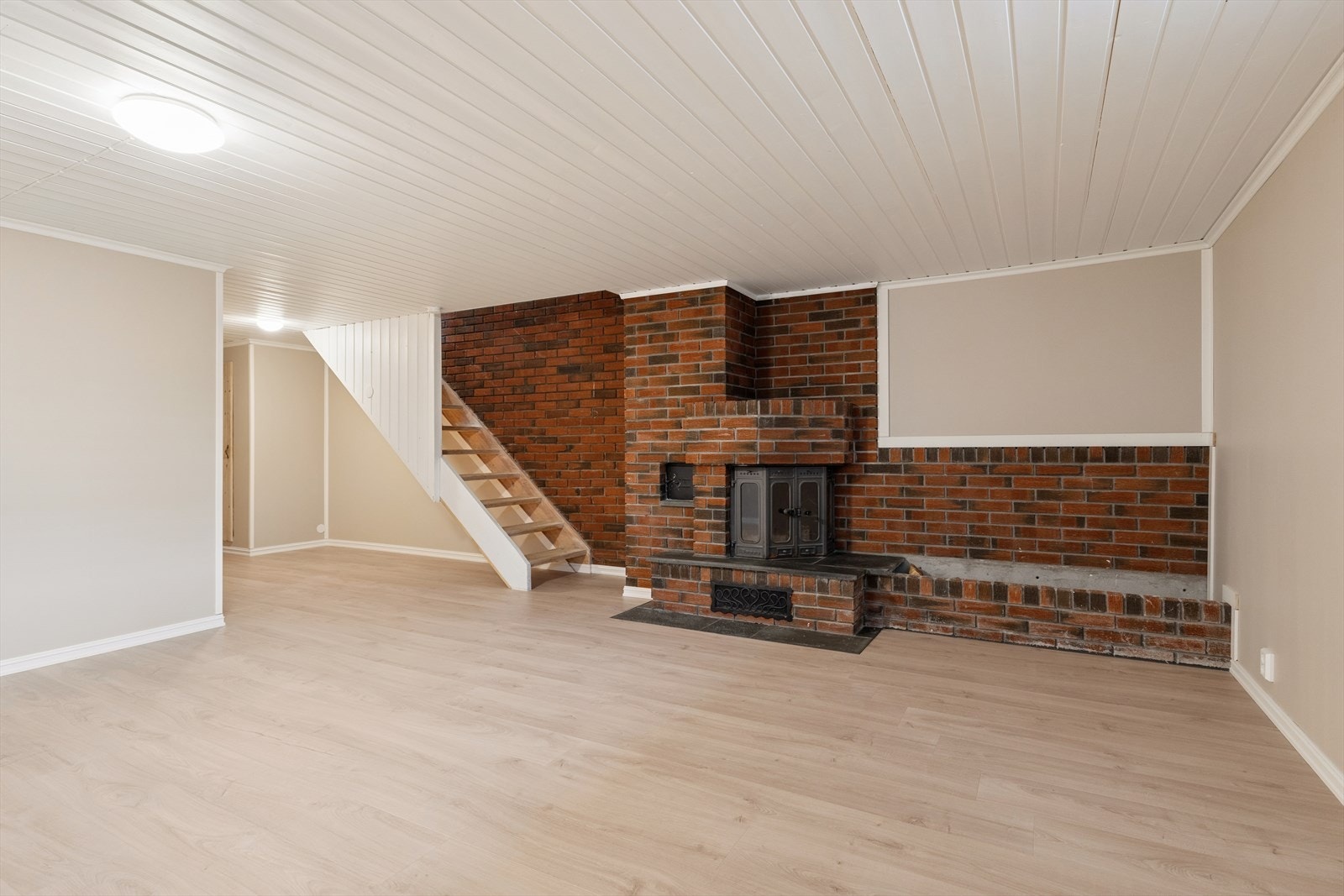 I kjelleren finner du et romslig, innredet rom med en murt peis med innsats. Galleribilde