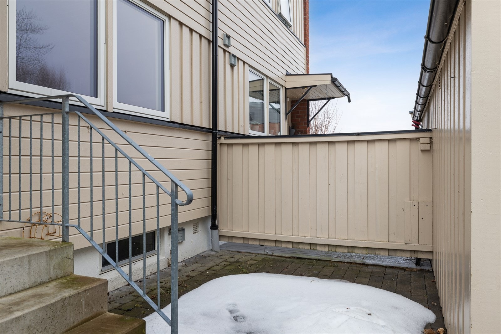 Skjermet uteplass ved innganspartiet. Galleribilde