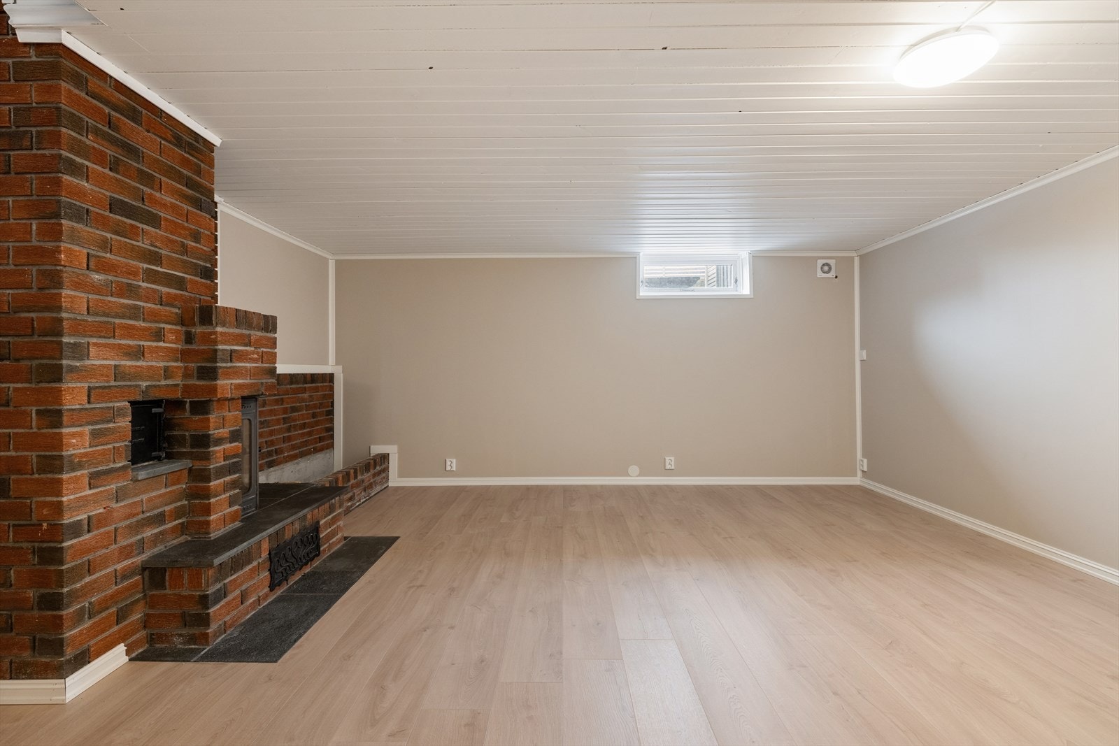 Romslig kjellerstue klar for innredning etter eget ønske og behov. Galleribilde