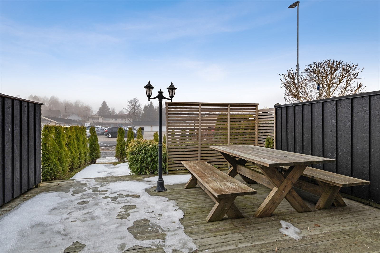 Den romslige verandaen på 25 m² gir rikelig med plass for utemøbler og sosiale soner. Galleribilde