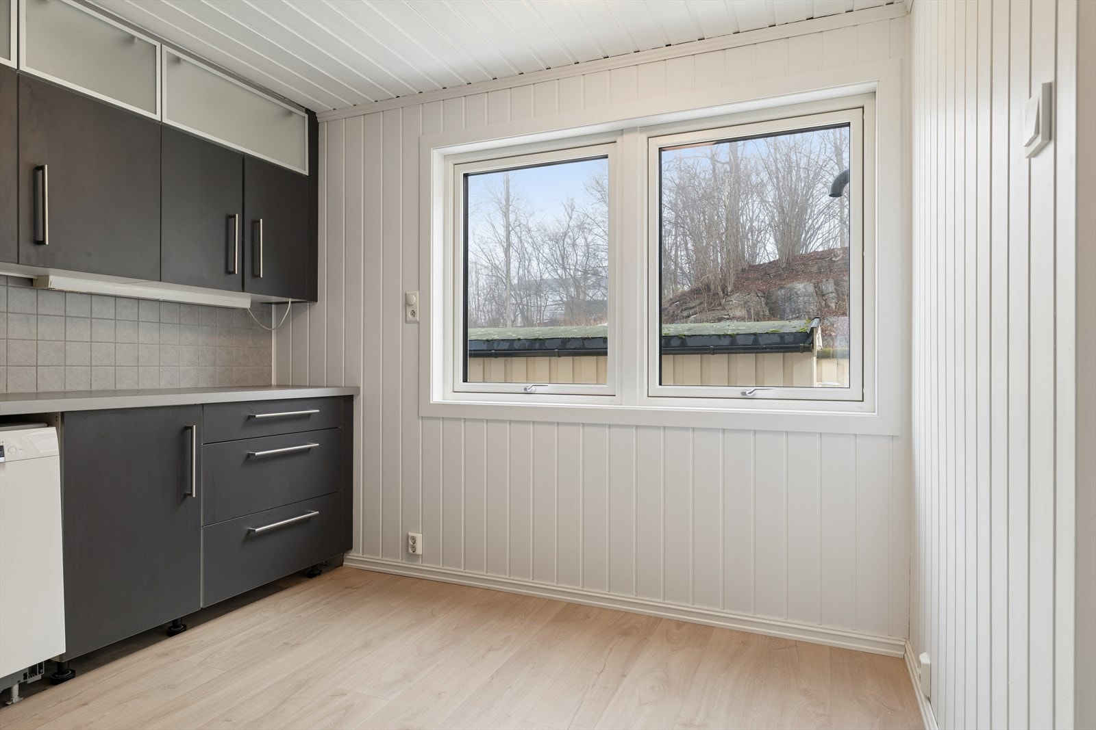 Vinduet på kjøkkenet er fra 2024 og slipper inn godt med dagslys. Galleribilde