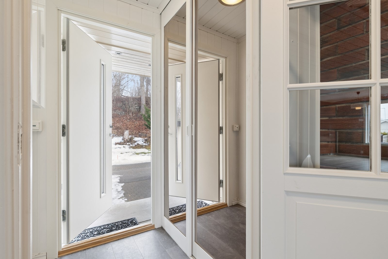 Her ønskes man velkommen inn i en lys og fin entrè med plass for å henge fra seg yttertøy og sette fra seg sko. Galleribilde