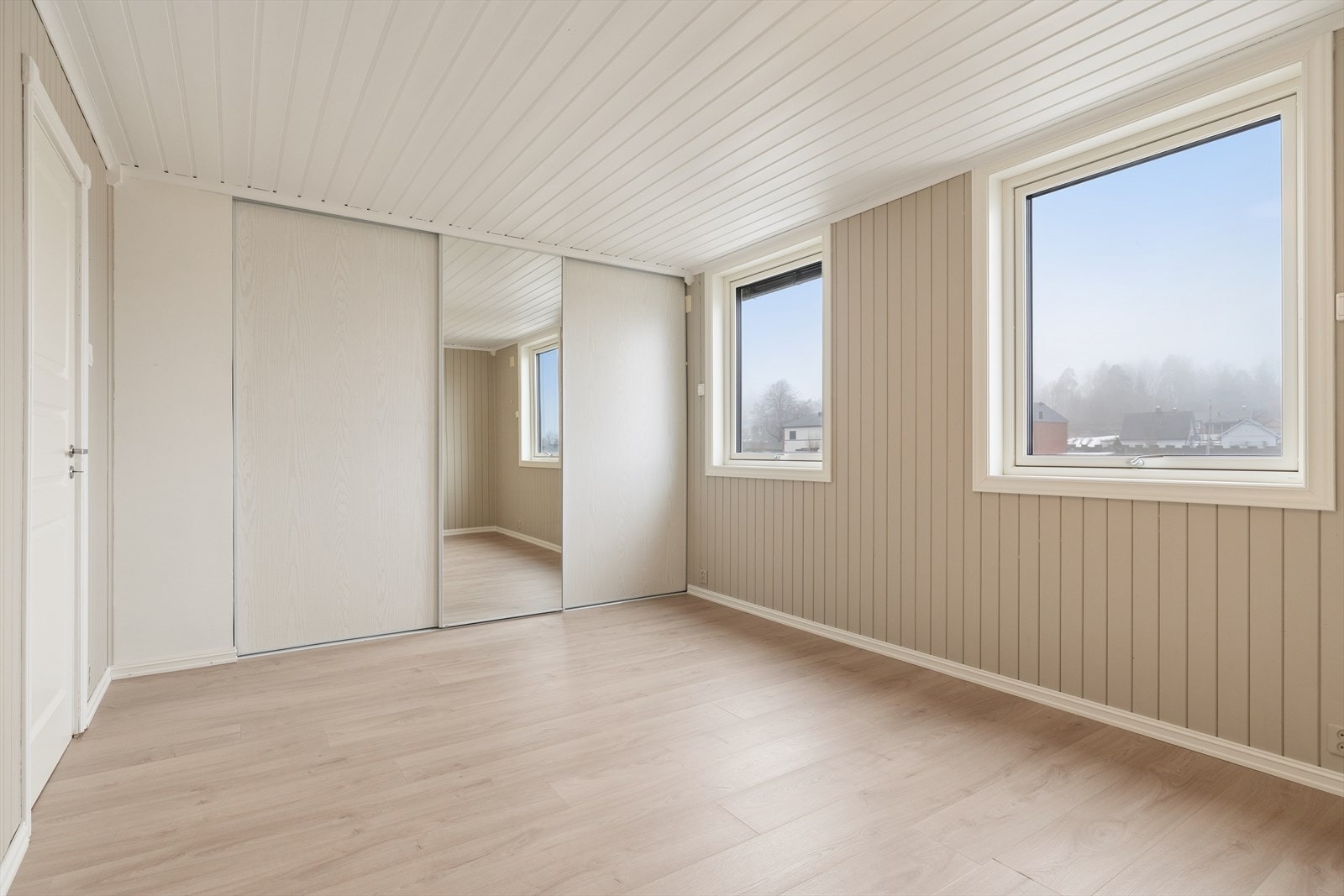 Soverom I - Lyst og romslig soverom med god garderobeløsning med speilfront. Galleribilde