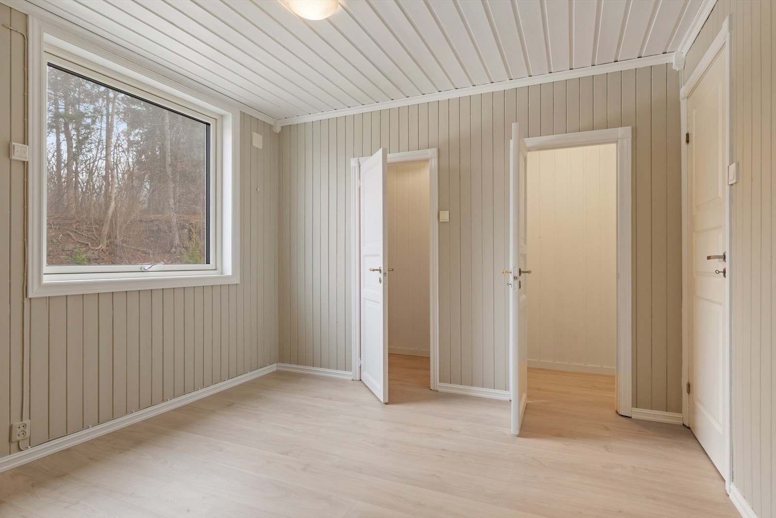 Fra gangen i andre etasje er det tilgang til soverommene og to boder for ekstra lagring. Galleribilde