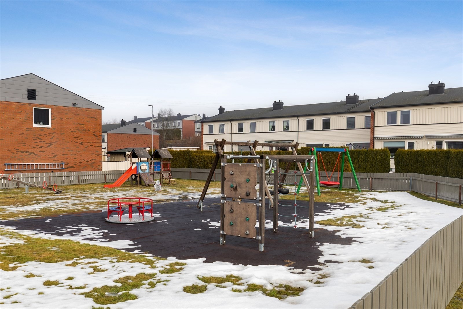 Borettslaget har en felles lekeplass, og nærmeste barnehage er kun 5 minutter unna. Galleribilde