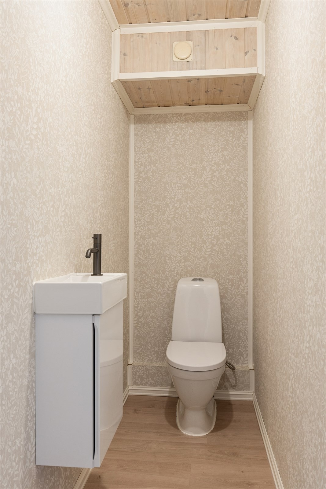 Et separat toalettrom i andre etasje, utstyrt med toalett og servantskap. Galleribilde