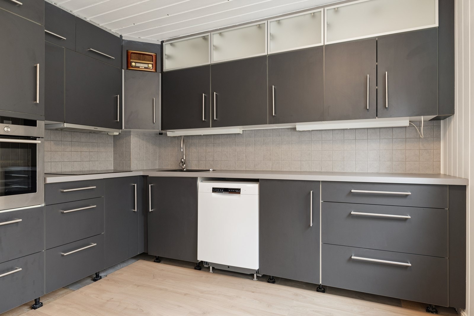 Kjøkkenet har godt med skap- og benkeplass, samt opplegg for oppvaskmaskin. Galleribilde