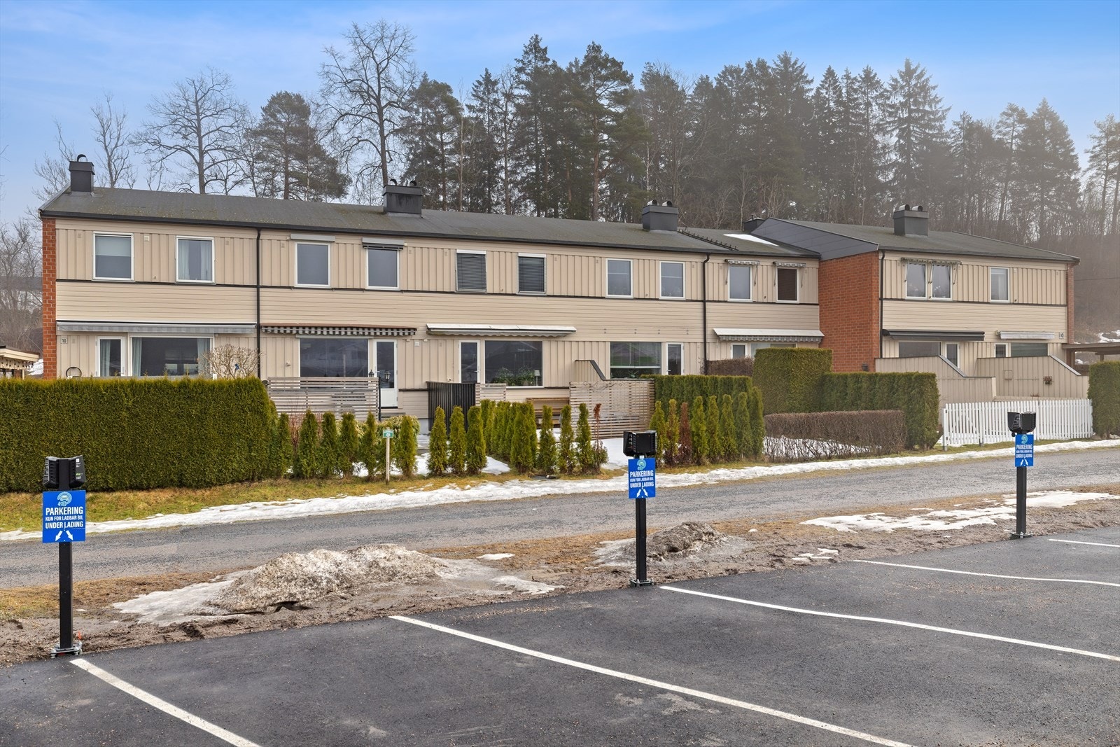 Boligen er et velholdt rekkehus i Stridsklev Borettslag, et område preget av godt naboskap. Galleribilde