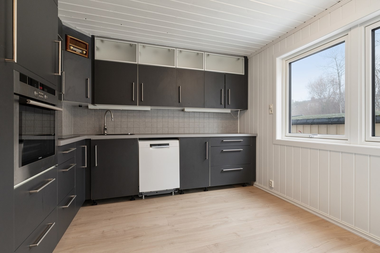 Over platetoppen er det montert en mekanisk avtrekkshette. Galleribilde