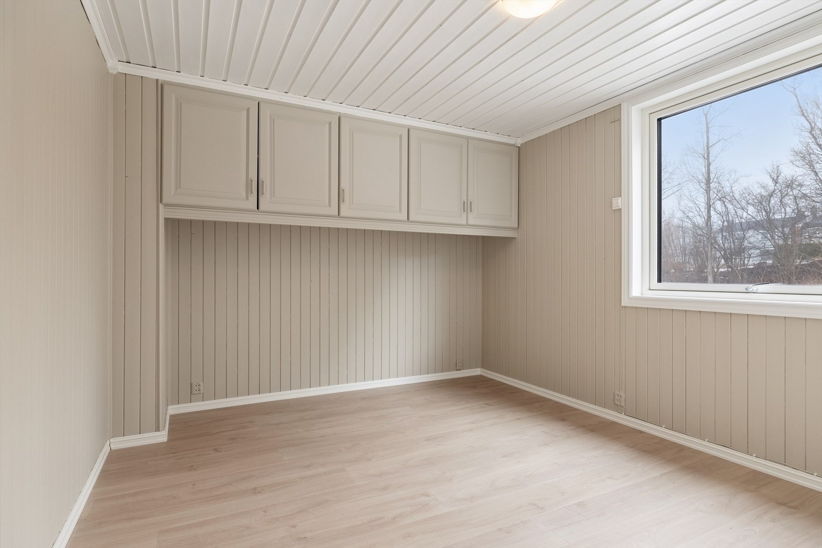 Det andre soverommet har plassbygde overskap som gir effektiv utnyttelse av plassen. Galleribilde