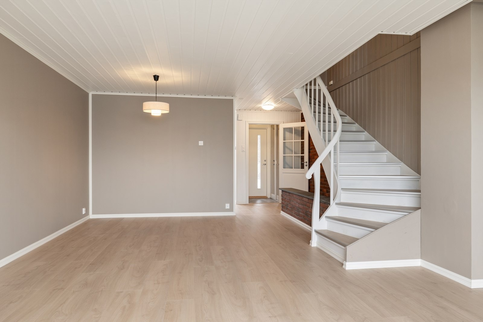 Den åpne trappen binder etasjene sammen og skaper en god romfølelse. Galleribilde